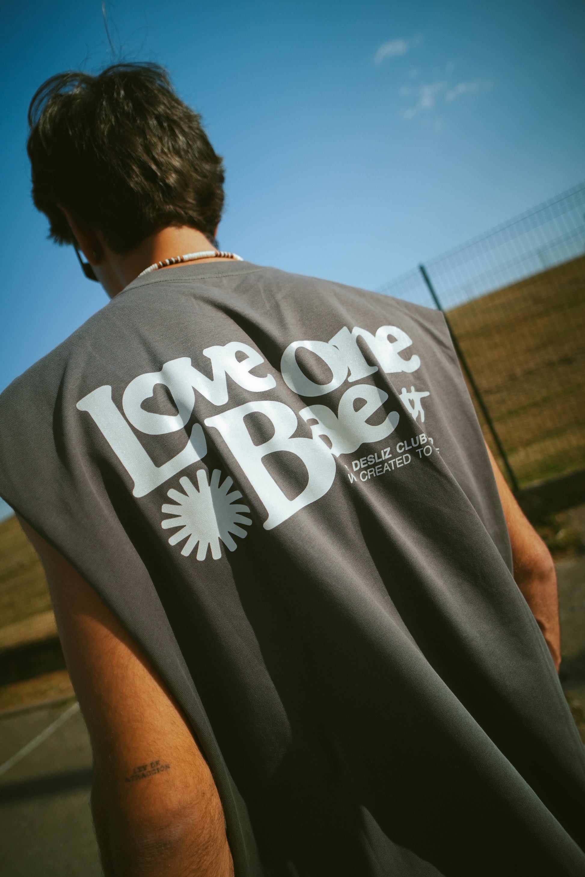 Camiseta sin mangas “Love One Bae” – Desliz