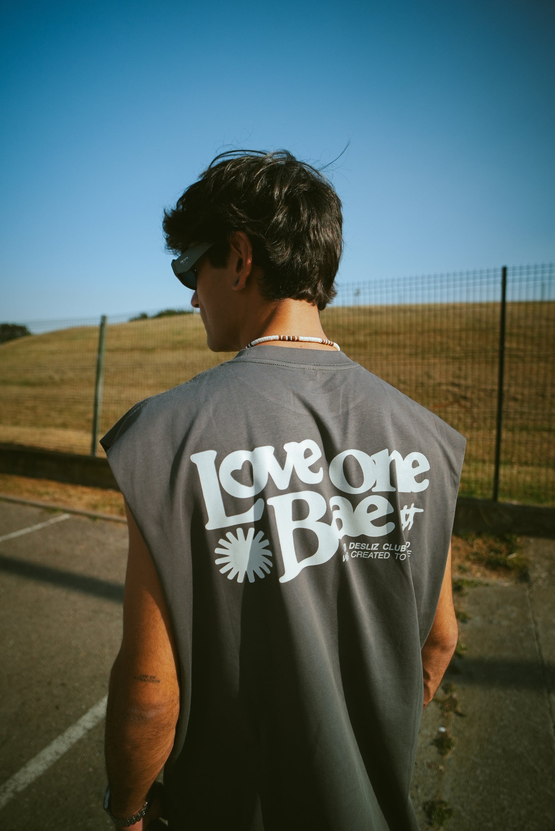 Camiseta sin mangas “Love One Bae” – Desliz