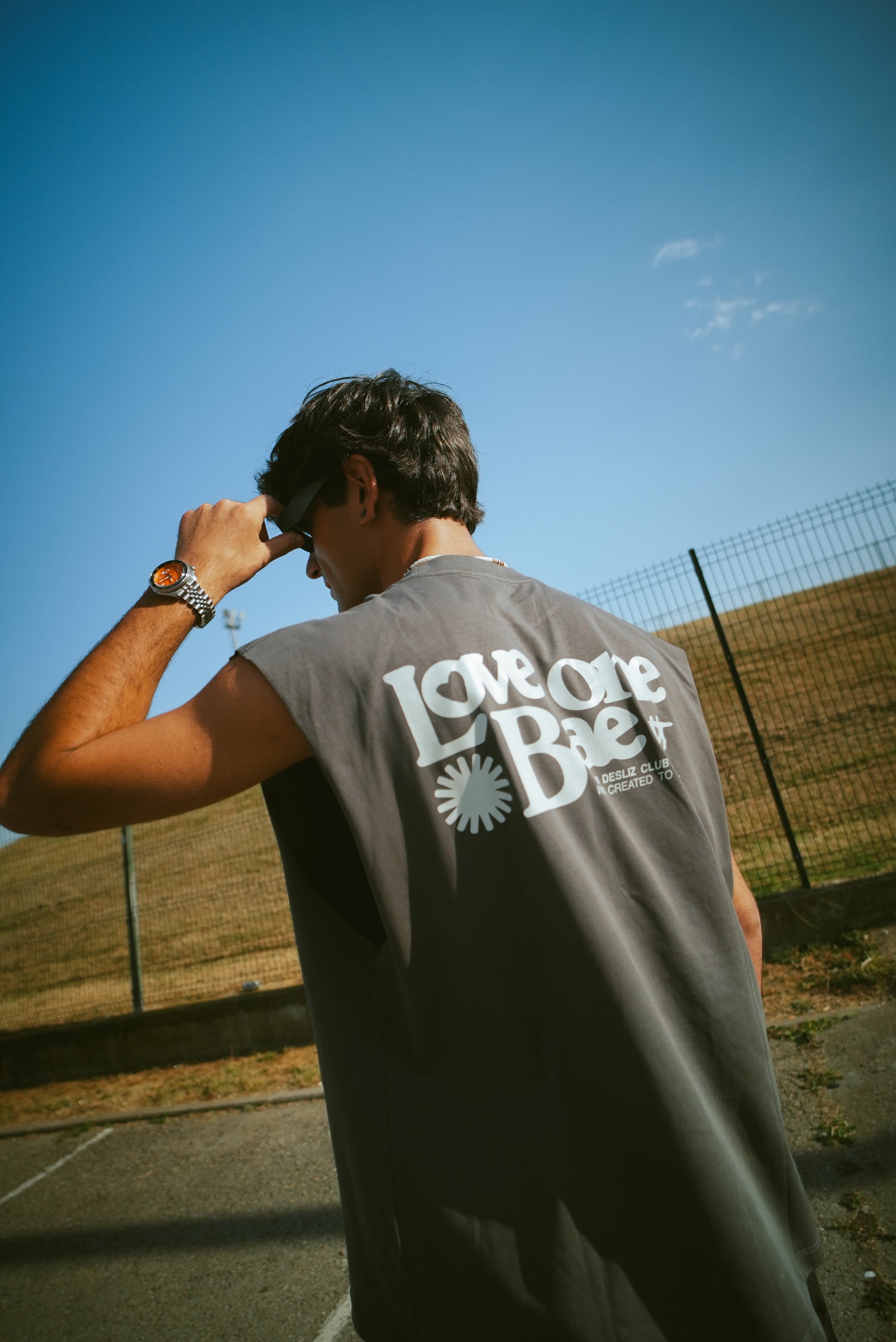 Camiseta sin mangas “Love One Bae” – Desliz