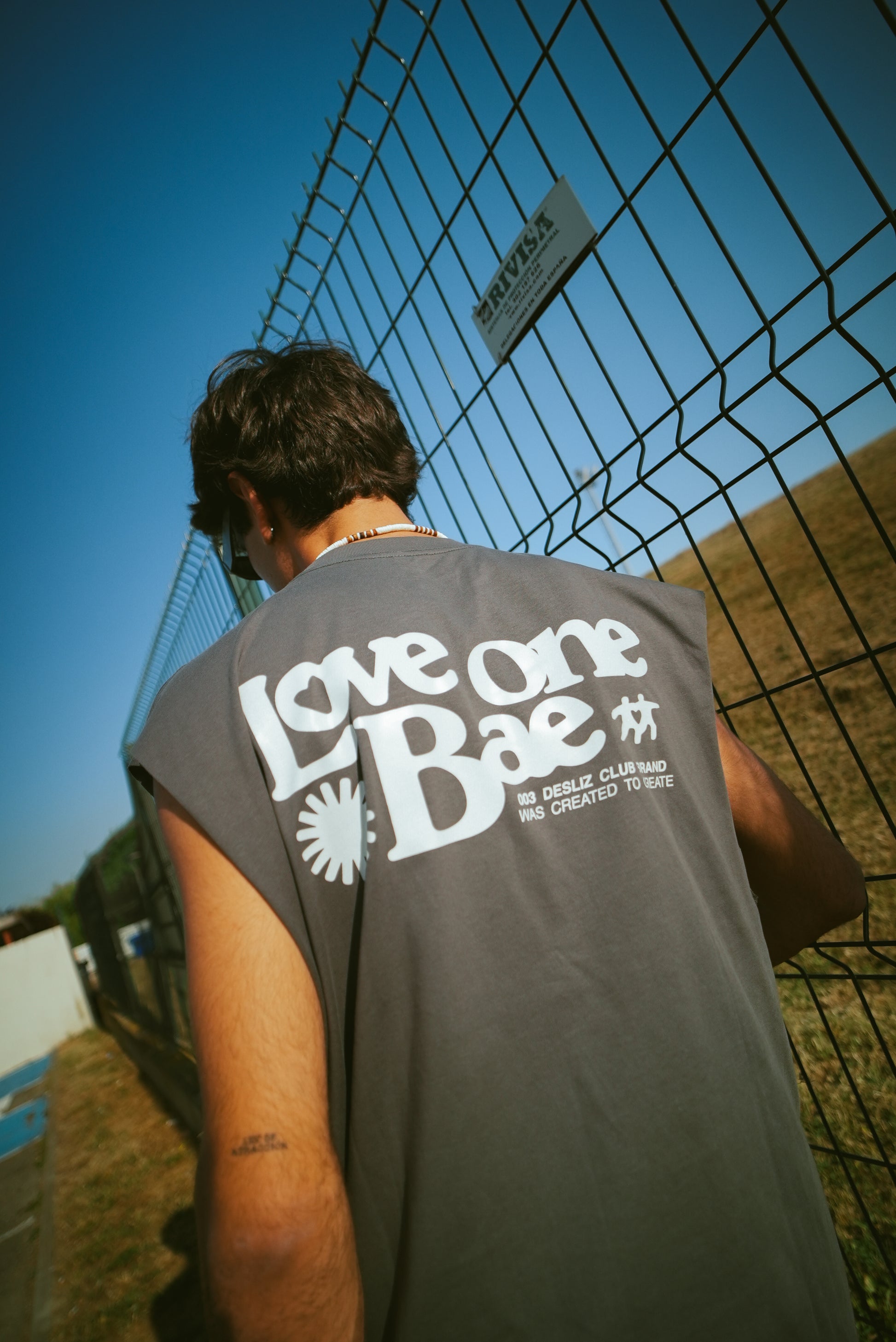 Camiseta sin mangas “Love One Bae” – Desliz