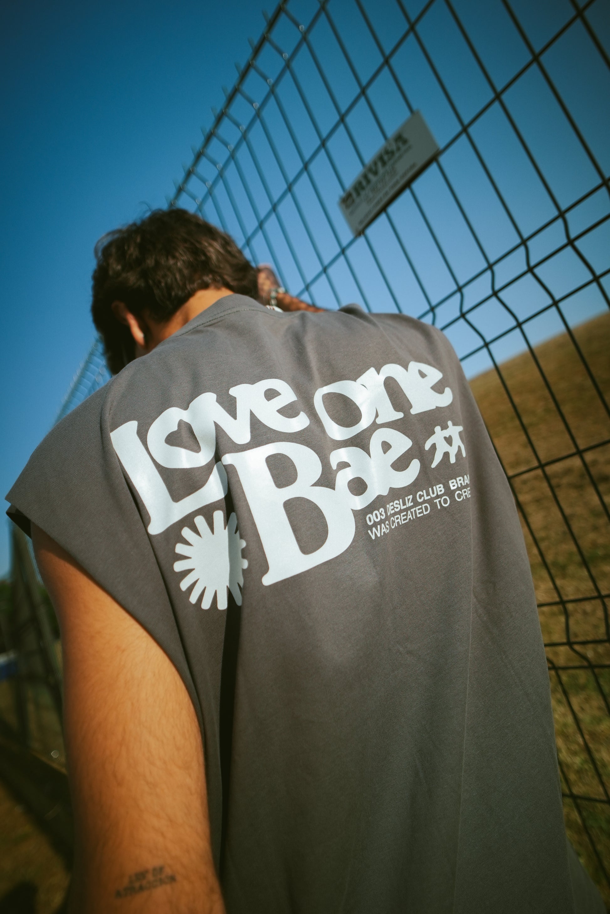 Camiseta sin mangas “Love One Bae” – Desliz